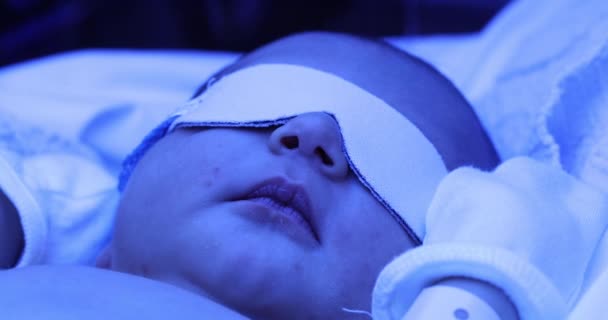 Newborn Baby Boy Getting Treated Jaundice Phototherapy Lamp — Vídeo de Stock