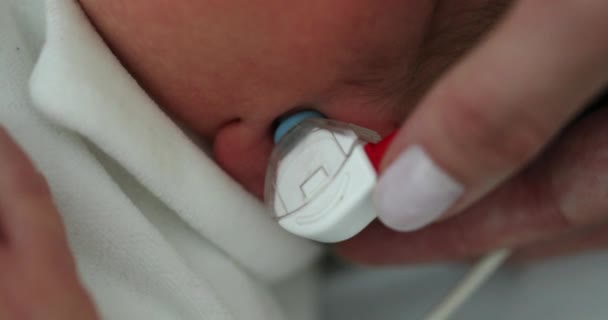Нове Фізичне Обстеження Вуха Лікар Який Вивчає Немовля — стокове відео
