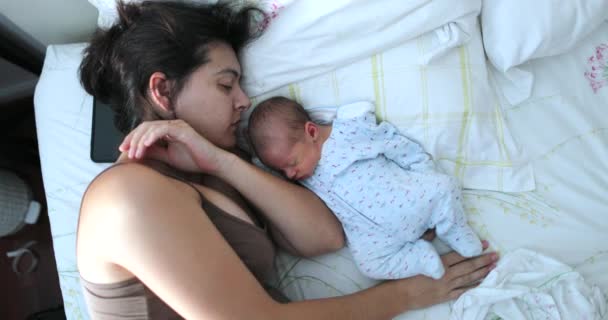 地中海の南海岸Μωρό Και Μητέρα Κοιμάται Μαζί Στο Κρεβάτι — Αρχείο Βίντεο