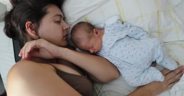 Baby Newborn Sleeping Next Mother Candid — Stockvideo