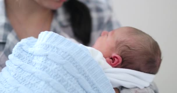 Mother Holding Newborn Infant Baby First Day Life — Vídeo de Stock