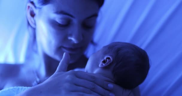 Mother Holding Newborn Baby Hospital Next Violet Phototherapy Lamp Real — ストック動画