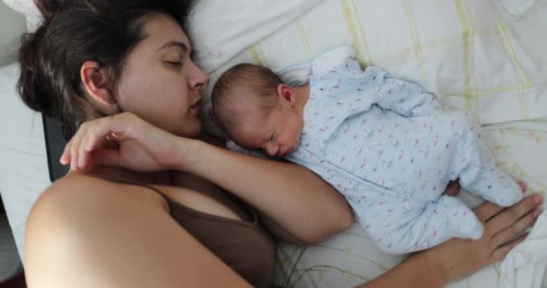 Mother Sleeping Next Newborn Baby — Video Stock