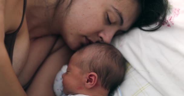 Πραγματική Ζωή Ειλικρινής Στιγμή Μεταξύ Μητέρας Και Νεογέννητου Στο Κρεβάτι — Αρχείο Βίντεο