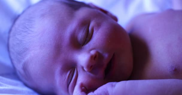 Νεογνό Μωρό Κάτω Από Υπεριώδες Φως Στη Θεραπεία Κάτω Από — Αρχείο Βίντεο