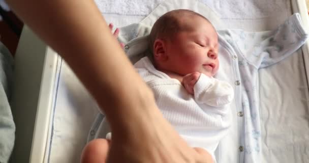 Curious Newborn Baby Infant First Week Life Observing World — Stockvideo