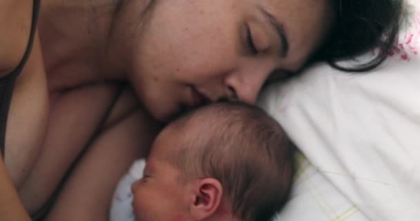 Newborn Baby Sleeping Next Mother Bed Love Care — Vídeo de Stock
