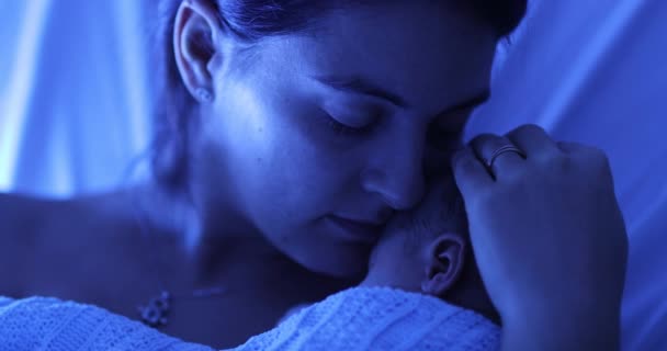 Мать Держит Новорожденного Ребенка Больнице Рядом Фиолетовой Лампой Фототерапии Реальная — стоковое видео