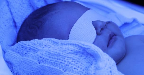 Новорожденный Мальчик Фотолампой Получить Лечение Желтухи — стоковое видео