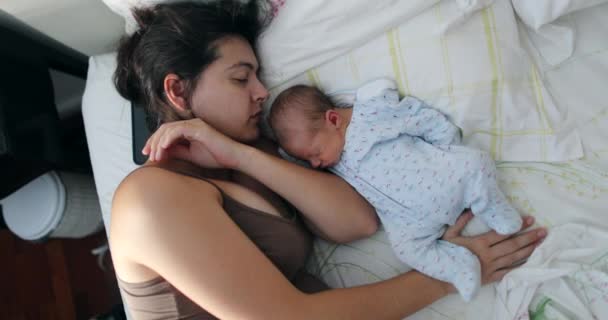 Mother Newborn Sleeping Together Bed — Stockvideo