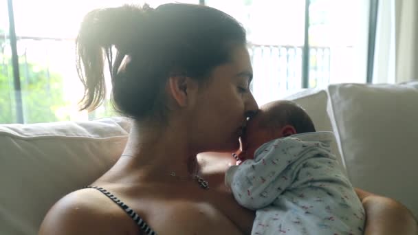 Μητέρα Που Κρατά Νεογέννητο Βρέφος Δείχνει Αγάπη Και Στοργή — Αρχείο Βίντεο