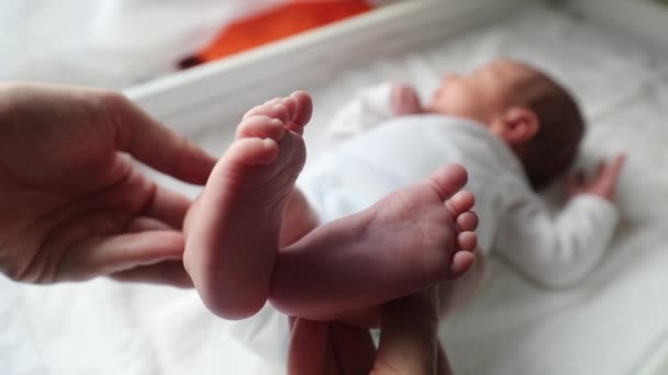Mother Showing Newborn Baby Infant Feet — 图库视频影像
