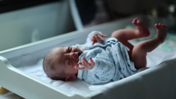 Κλάμα Μικρό Νεογέννητο Μωρό Κατά Διάρκεια Της Πρώτης Εβδομάδας Της — Αρχείο Βίντεο