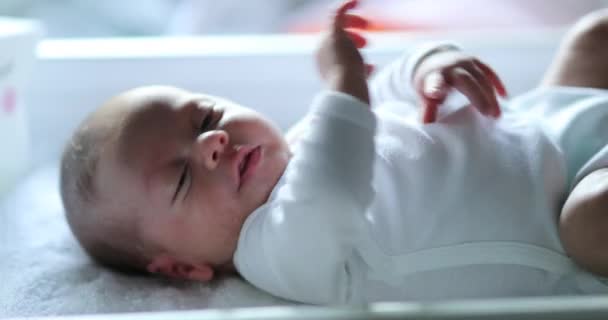 Νεογνό Μωρό Στην Πρώτη Εβδομάδα Της Ζωής — Αρχείο Βίντεο