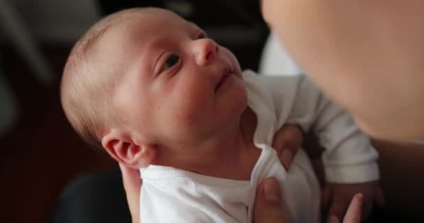 Взаимодействие Матери Новорожденного Ребенка Первые Дни Жизни Ребенка — стоковое видео