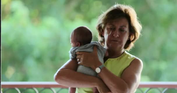 Γιαγιά Που Κρατά Νεογέννητο Εγγόνι Γιο Στο Εξωτερικό Μπαλκόνι — Αρχείο Βίντεο