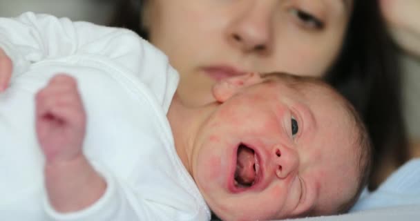 Новонароджена Дитина Лежить Ліжку Плаче Перший Тиждень Життя — стокове відео