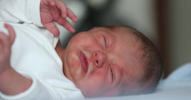 Κλαίγοντας Νεογέννητο Βρέφος Τις Πρώτες Μέρες Της Ζωής Του Ξαπλωμένο — Αρχείο Βίντεο