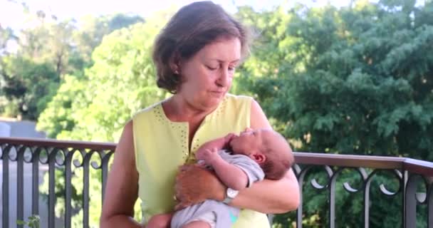 Бабуся Тримає Новонародженого Онука Відкритому Повітрі — стокове відео