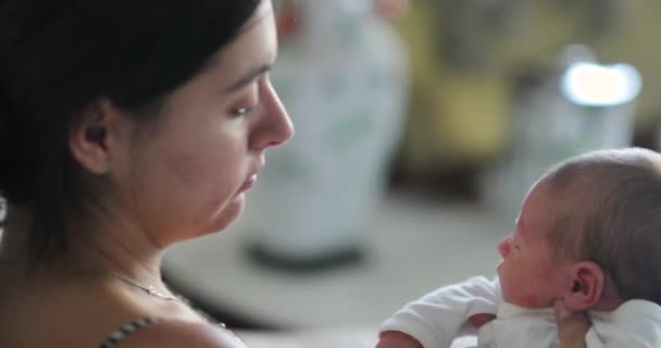 New Mom Holding Newborn Baby First Week Life — 图库视频影像