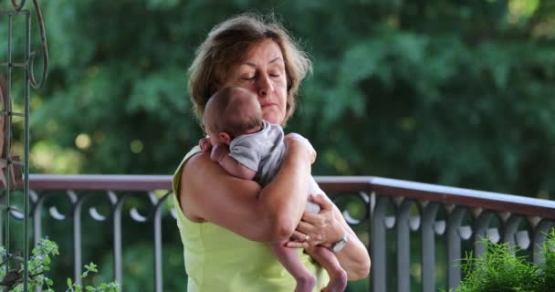 Γιαγιά Που Κρατά Νεογέννητο Εγγόνι Γιο Στο Εξωτερικό Μπαλκόνι — Αρχείο Βίντεο