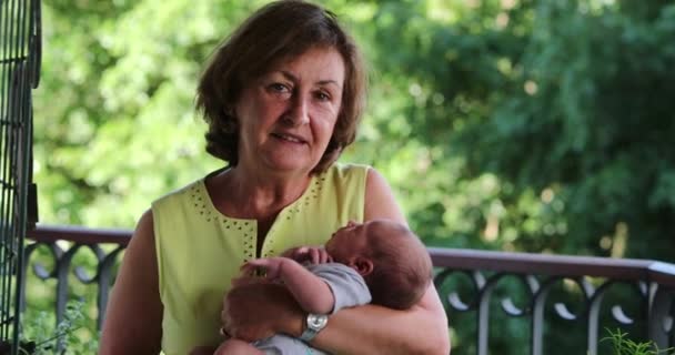 Πορτραίτο Της Γιαγιάς Που Κρατά Νεογέννητο Εγγόνι Έξω — Αρχείο Βίντεο