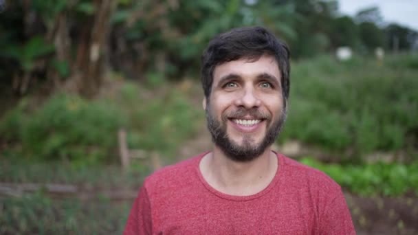 Portrait Young Man Walking Forward Camera Person Walks Green Agriculture — Vídeo de stock