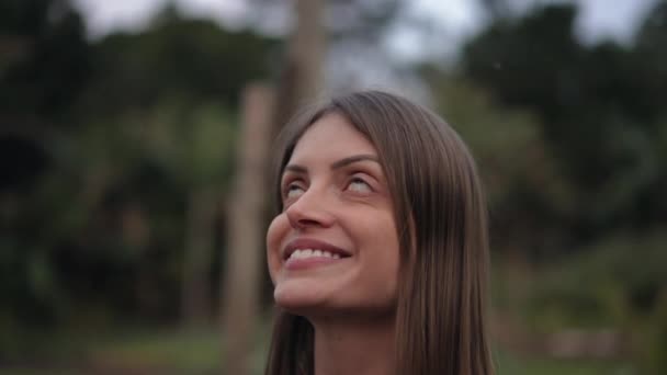 Молода Жінка Закриває Очі Медитації Споглядальна Особа Відкриває Очі Небо — стокове відео