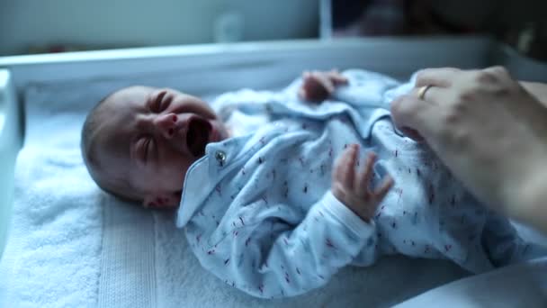 Μικρό Νεογέννητο Μωρό Κλαίει Για Αλλάξει Πάνα — Αρχείο Βίντεο
