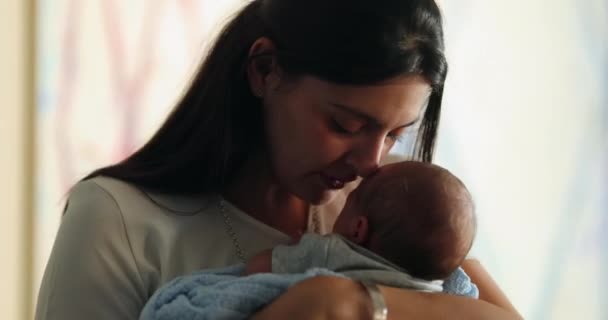 Мать Успокаивает Новорожденного Ребенка Показывая Любовь Привязанность — стоковое видео