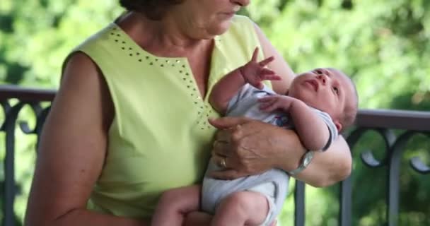 Откровенная Бабушка Держит Новорожденного Младенца Руках Снаружи — стоковое видео