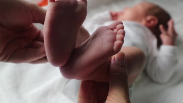 Mother Showing Newborn Baby Infant Feet — Stock videók