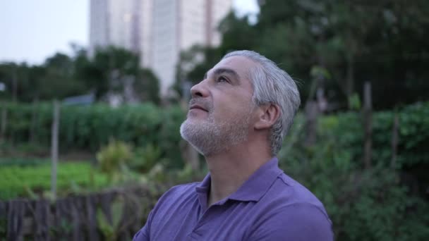 Meditative Older Man Standing Park Looking Sky Contemplation — 图库视频影像