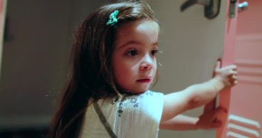 Çocuk ön kapıyı kapatıyor küçük kız kapıyı kapatıyor