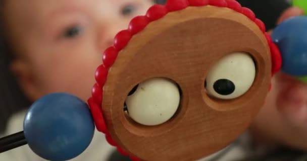 Іграшка Крутиться Немовлям Фоні — стокове відео