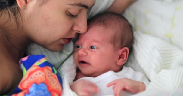 Мати Лежить Ліжку Новонародженим Немовлям Син Плаче — стокове відео