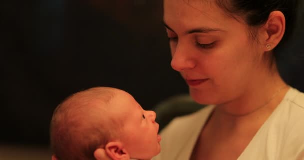 Candid Μητρική Αγάπη Φιλιά Βρέφος Νεογέννητο Casual — Αρχείο Βίντεο