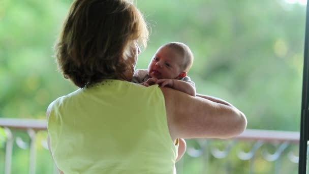 Γιαγιά Κρατά Νεογέννητο Βρέφος Στην Αγκαλιά Της — Αρχείο Βίντεο