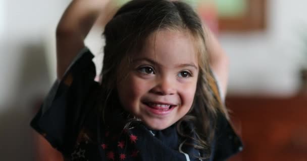 Szczęśliwy Portret Dziewczynki Uśmiechniętej Patrząc Kamerę — Wideo stockowe
