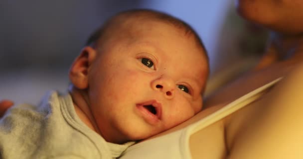 Милый Новорожденный Младенец Засыпает Ночью — стоковое видео