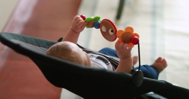 Симпатична Дитина Грає Іграшковим Немовлям Сидить Кріслі — стокове відео