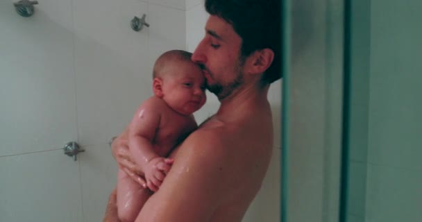 Dad Holding Newborn Baby Infant Shower — Vídeo de stock