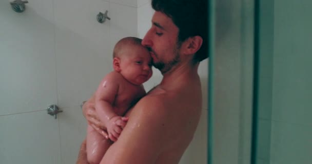 Dad Holding Newborn Baby Infant Shower — Vídeo de Stock