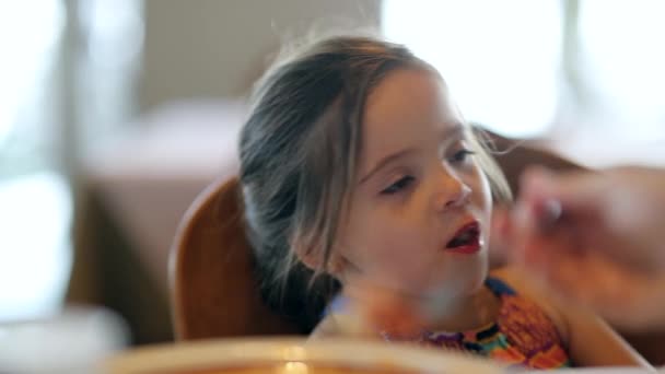 Маленька Дівчинка Ховається Бажаючи Їсти Їжу — стокове відео