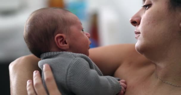 Real Life Candid Mother Holding Newborn First Month Old — Vídeo de Stock