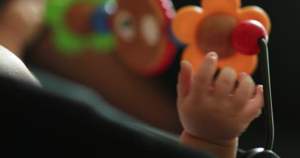 Дитяча Рука Грає Іграшкою Всередині Ліжечка — стокове відео