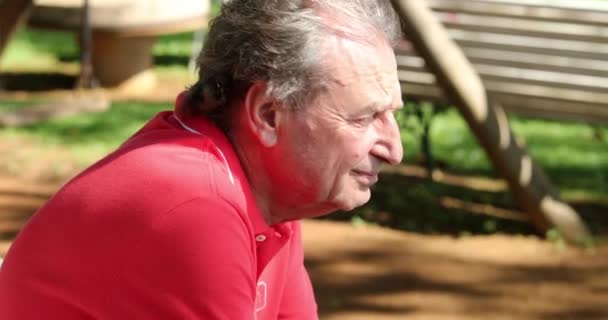 Contemplative Older Man Thinking Outdoors — Vídeo de Stock
