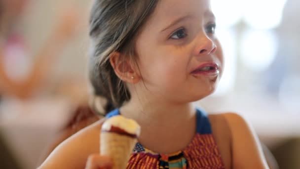 Маленька Дівчинка Їсть Морозиво Конус — стокове відео