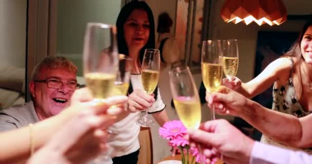 Vrienden Familie Vieren Feest Met Champagneglazen Klinkend — Stockvideo