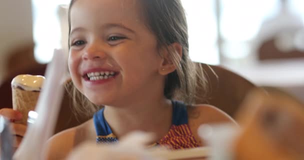 Niña Comiendo Helado Cono — Vídeo de stock